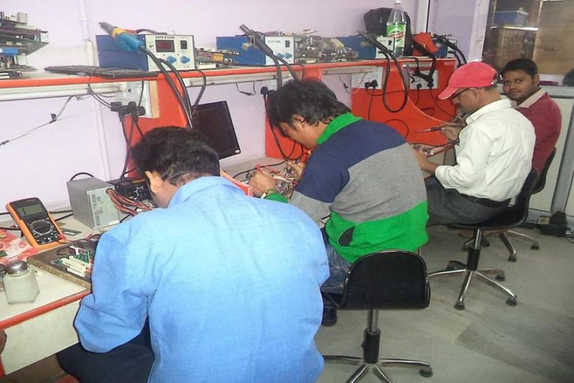 Circuit Level Mobile Laptop Training in Kathmandu Universal Institue